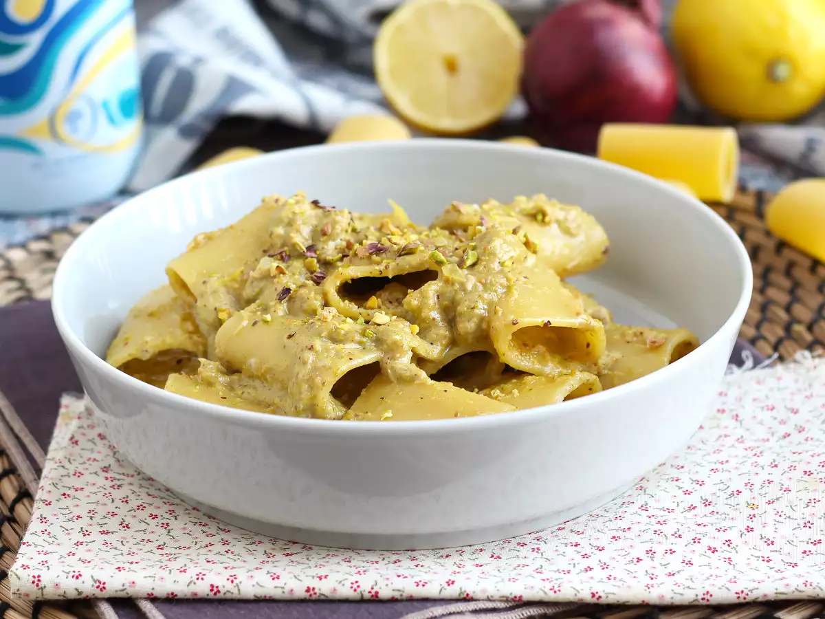 Pasta with tuna, pistachios and lemon