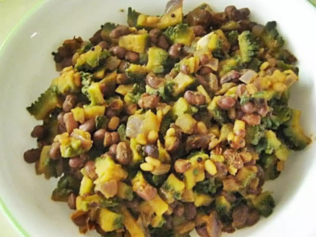Pavakkai thatta payaru poriyal / Bittergourd Azuki beans poriyal