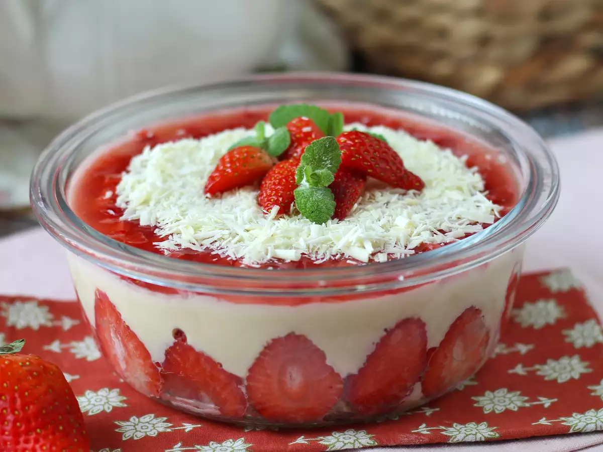 Pavê de morango, the Brazilian dessert - no-bake strawberry trifle - photo 3