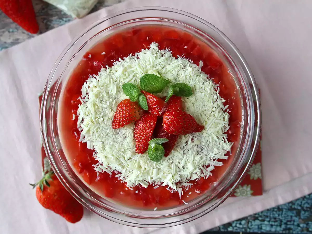 Pavê de morango, the Brazilian dessert - no-bake strawberry trifle - photo 4