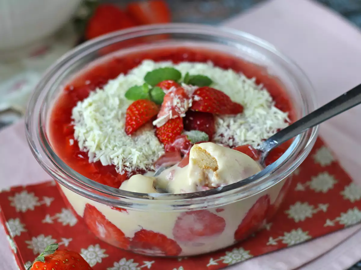 Pavê de morango, the Brazilian dessert - no-bake strawberry trifle - photo 5