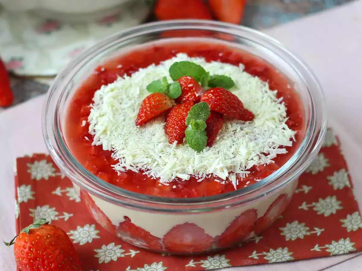 Pavê de morango, the Brazilian dessert - no-bake strawberry trifle - photo 6