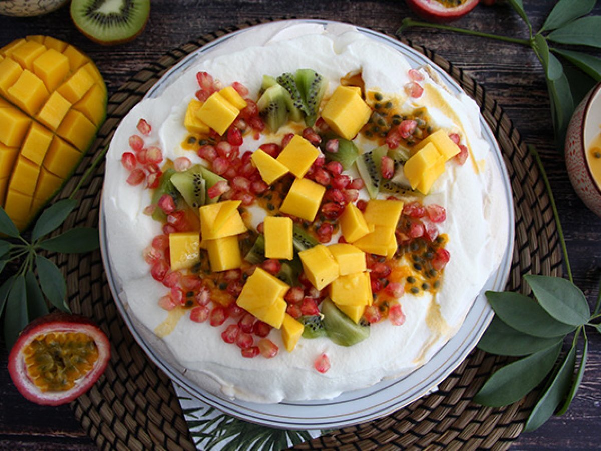 Pavlova with exotic fruits