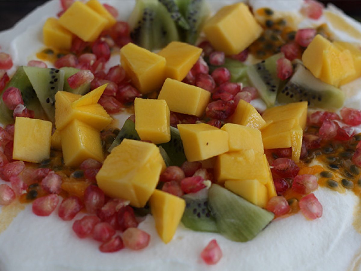 Pavlova with exotic fruits - photo 2