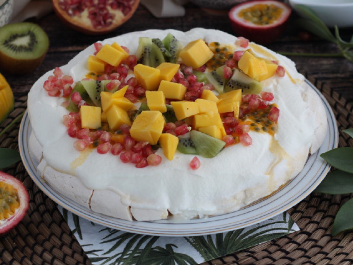 Pavlova with exotic fruits - photo 3