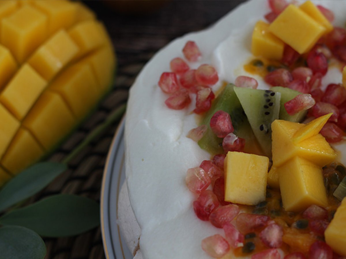 Pavlova with exotic fruits - photo 4