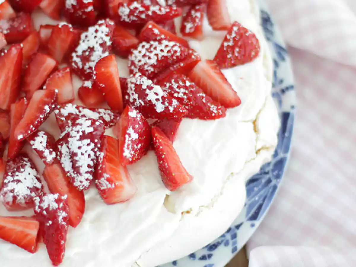 Pavlova with strawberries - video recipe !
