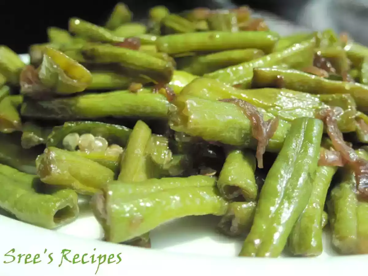 Payar Mezhukkupuratti/Long beans stir fry