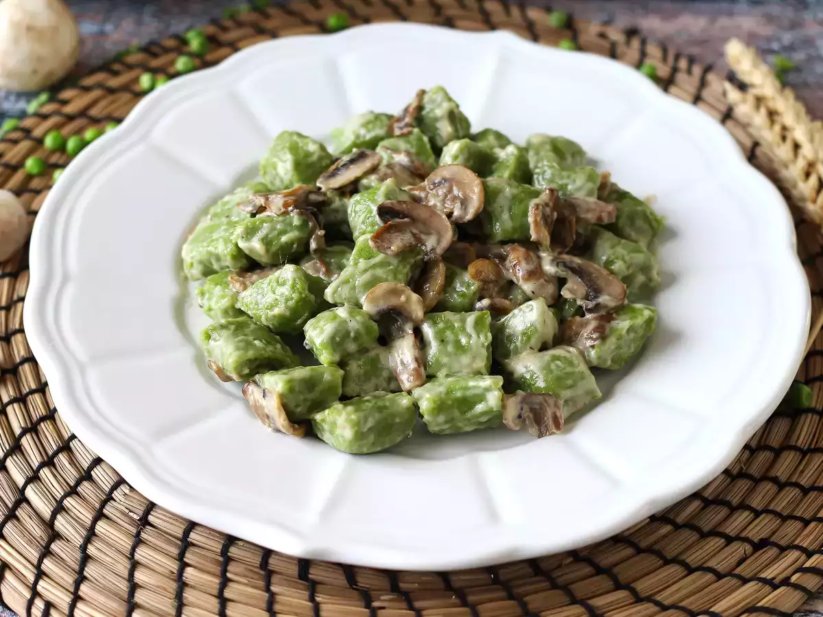 Pea gnocchi with mushroom sauce