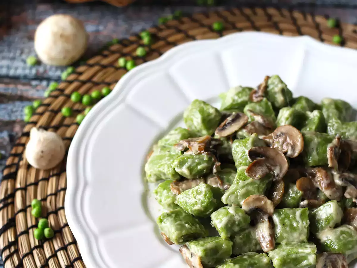 Pea gnocchi with mushroom sauce - photo 2
