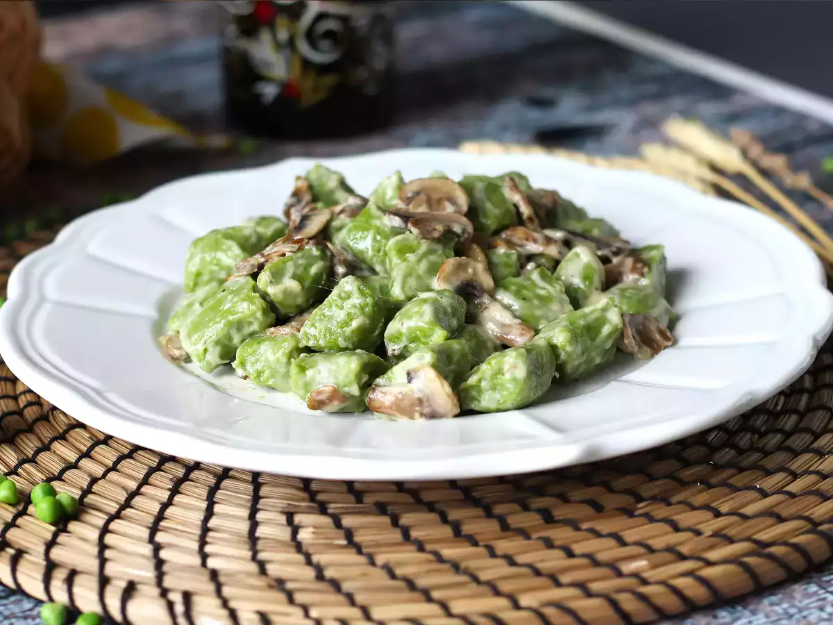 Pea gnocchi with mushroom sauce - photo 3