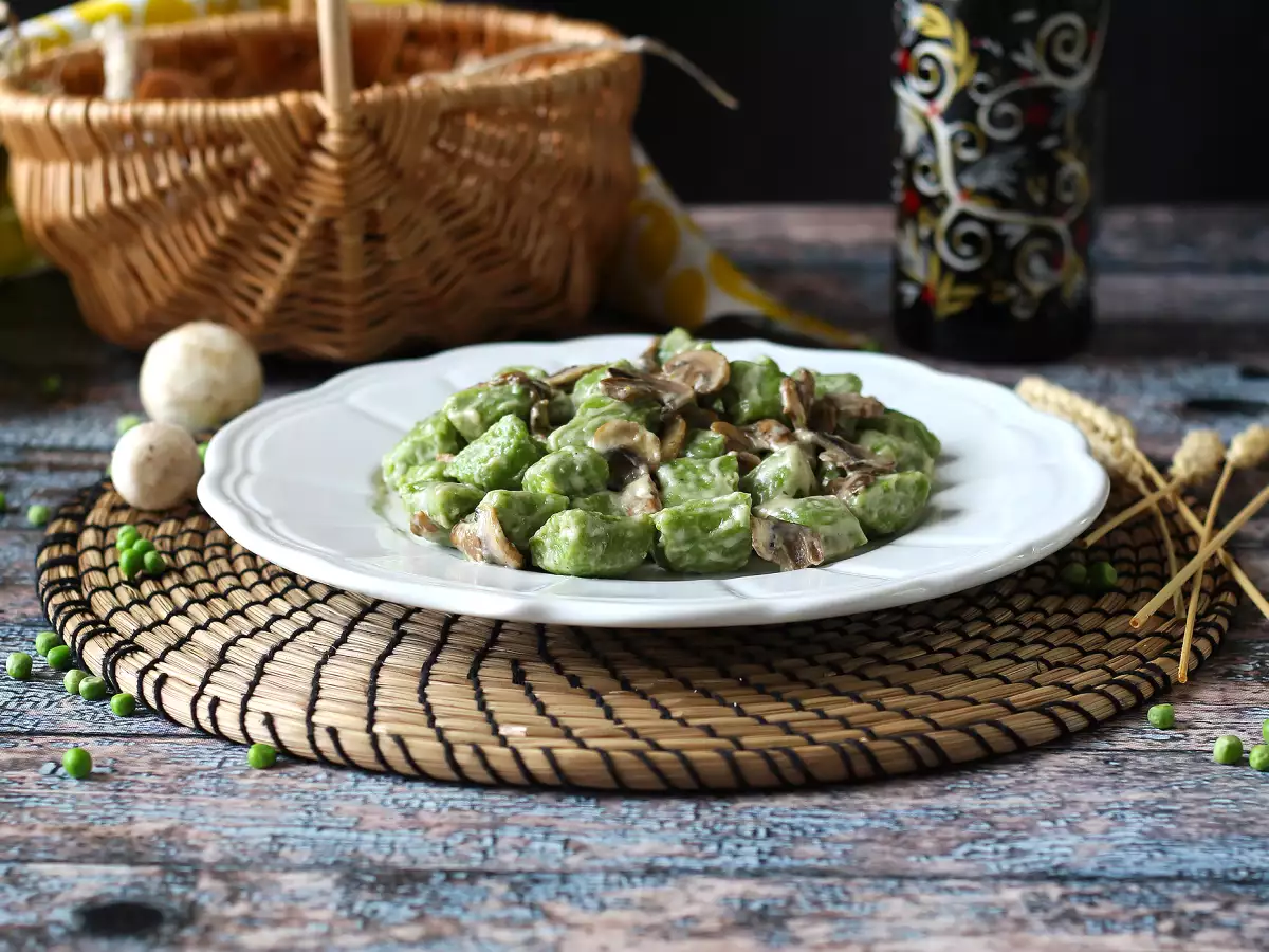 Pea gnocchi with mushroom sauce - photo 4