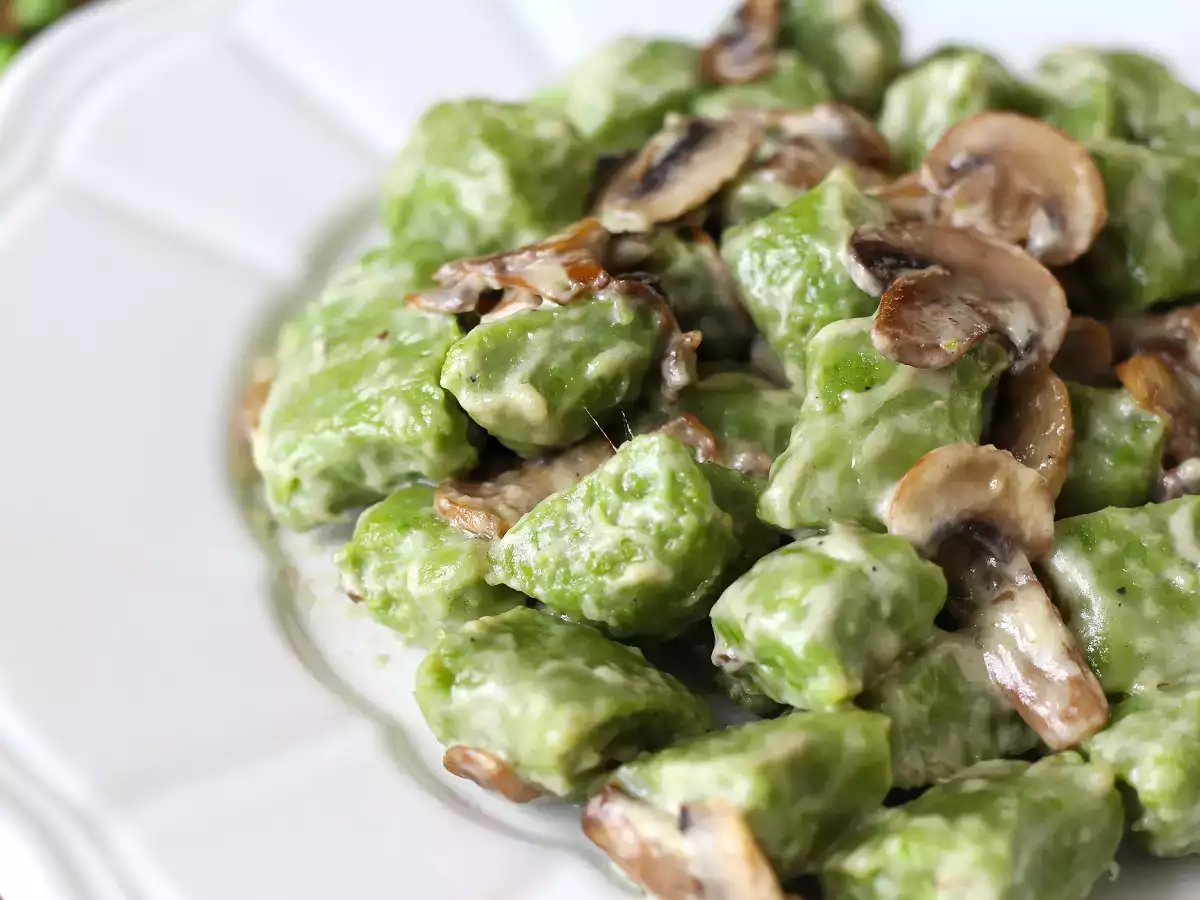 Pea gnocchi with mushroom sauce - photo 5