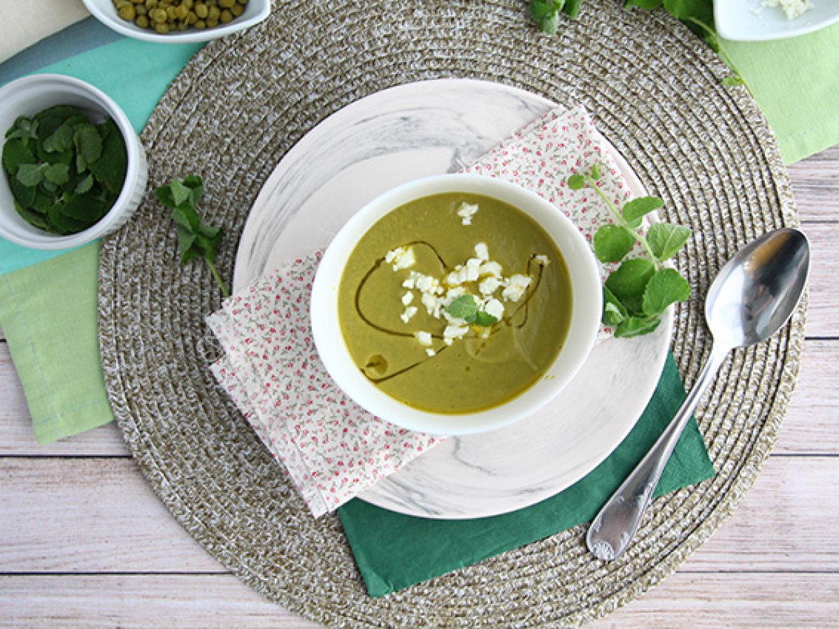 Pea soup with mint