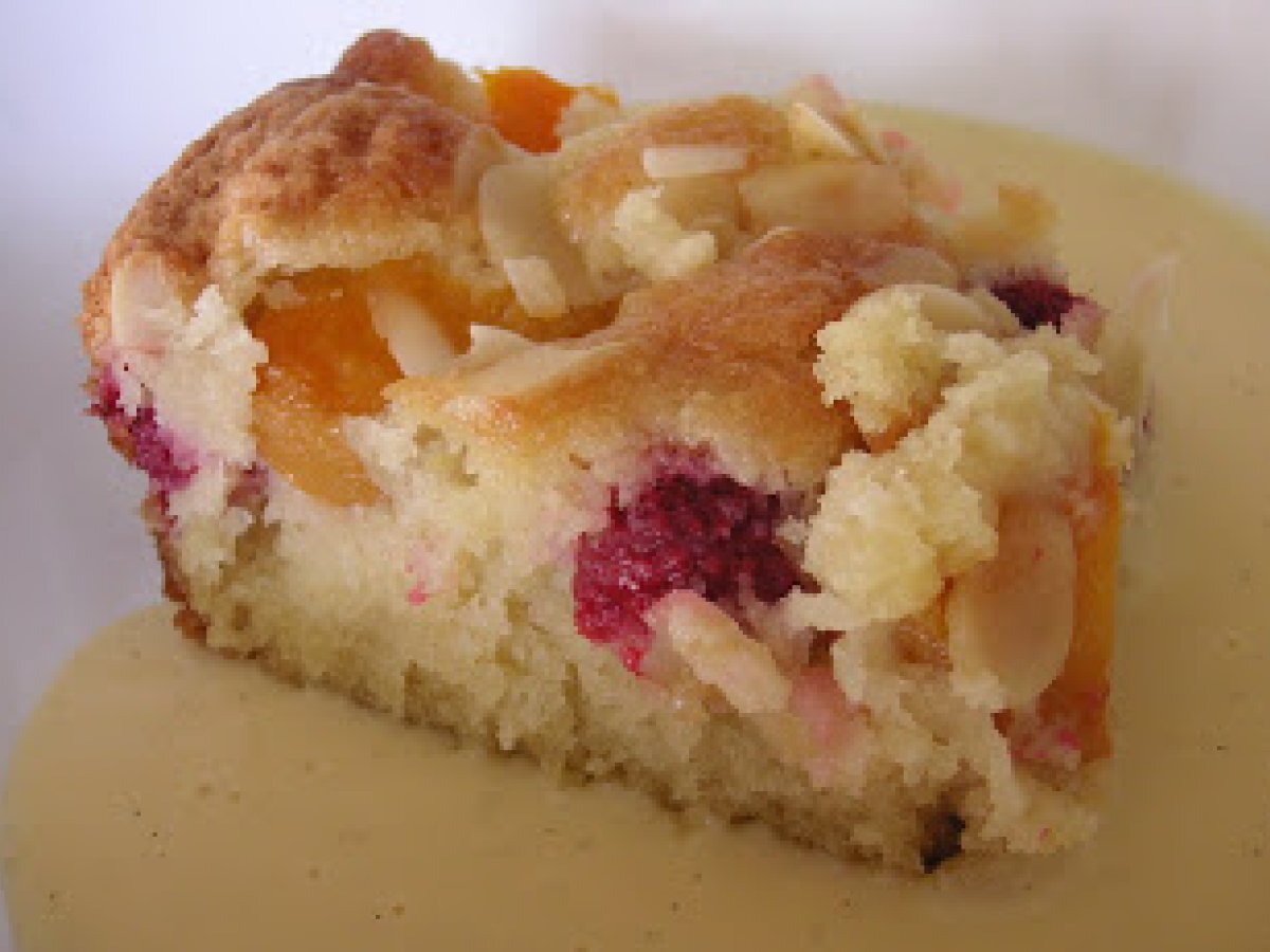 Peach and raspberry traybake