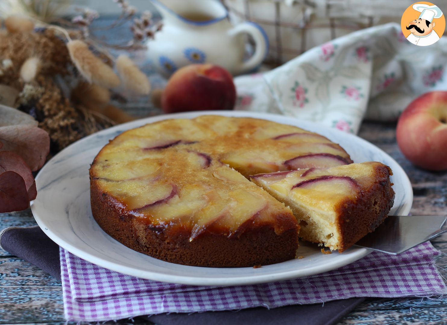 Peach upside-down cake, soft, melting and caramelized - Recipe Petitchef