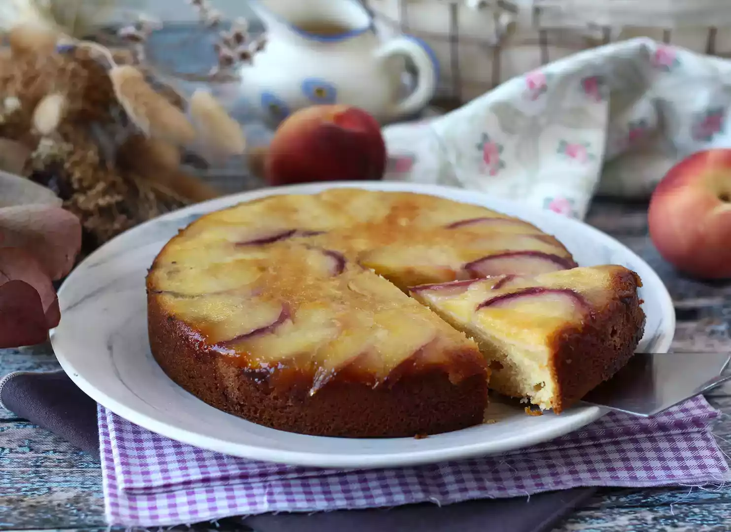 Peach upside-down cake recipe: soft, melting, caramelized