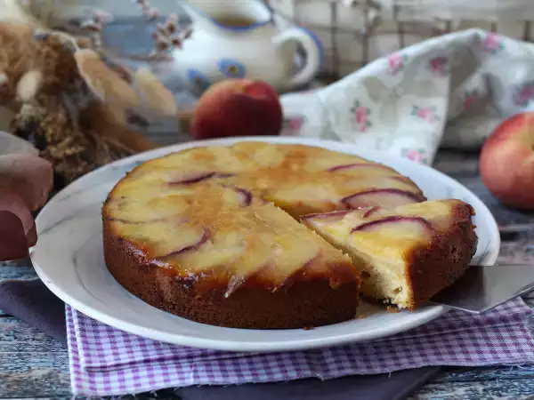 Recipe Peach upside-down cake with a moist, gooey texture and caramelized topping