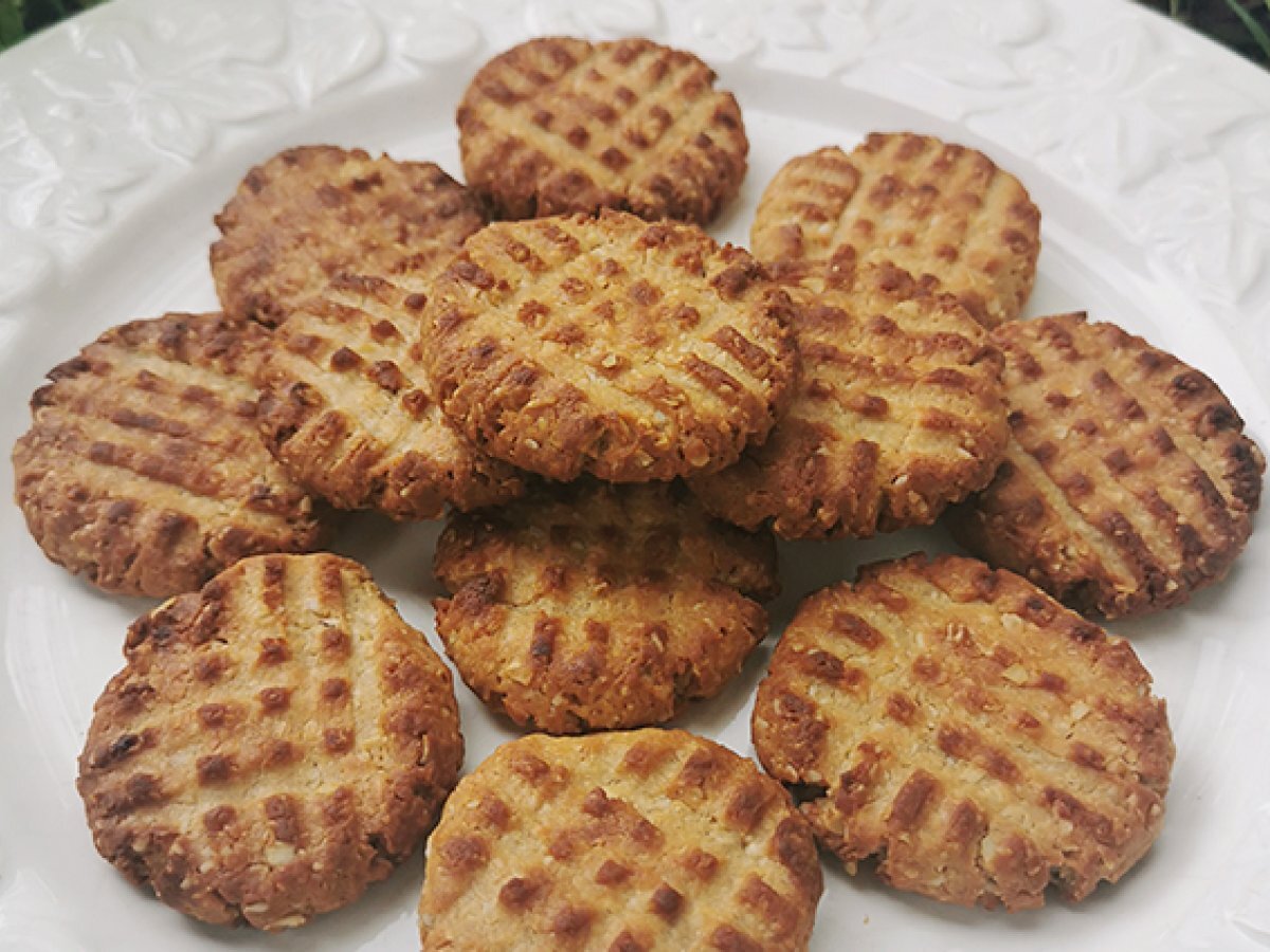 Peanut butter cookies - 4 ingredients - no added sugars - photo 2