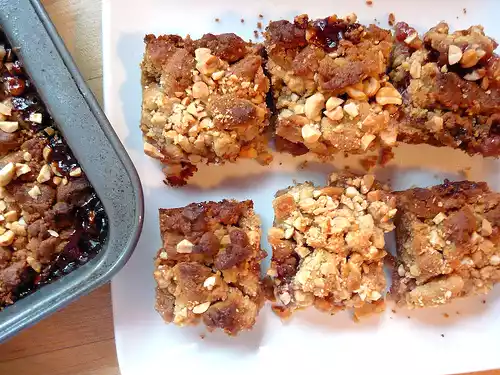 Peanut butter & jelly bars recipe: easy homemade treat