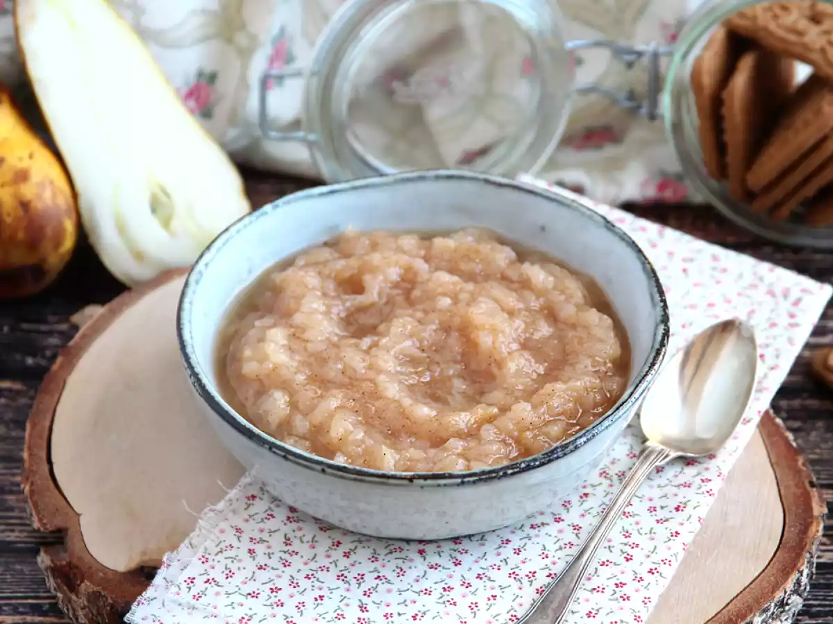 Pear and cinnamon purée (no added sugar)