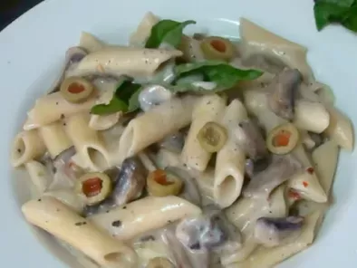 Penne with Mushrooms in White Sauce