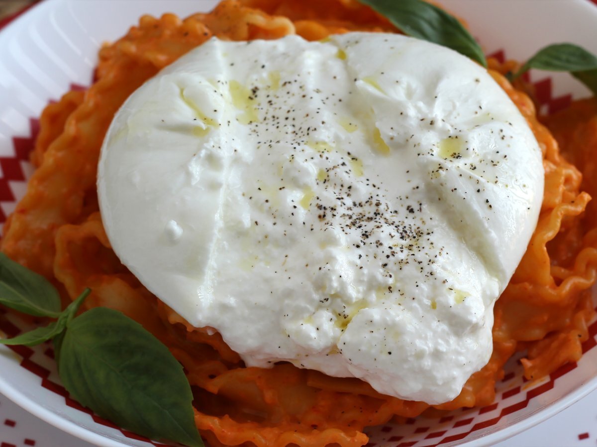 Pesto Calabrese and it's creamy burrata - Italian pesto with bell pepper and ricotta - photo 2