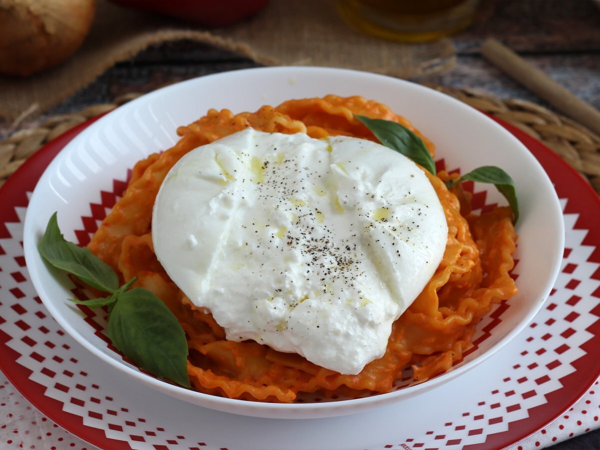 Pesto Calabrese and it's creamy burrata - Italian pesto with bell pepper and ricotta - photo 4