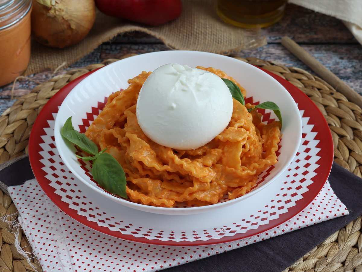 Pesto Calabrese and it's creamy burrata - Italian pesto with bell pepper and ricotta - photo 5