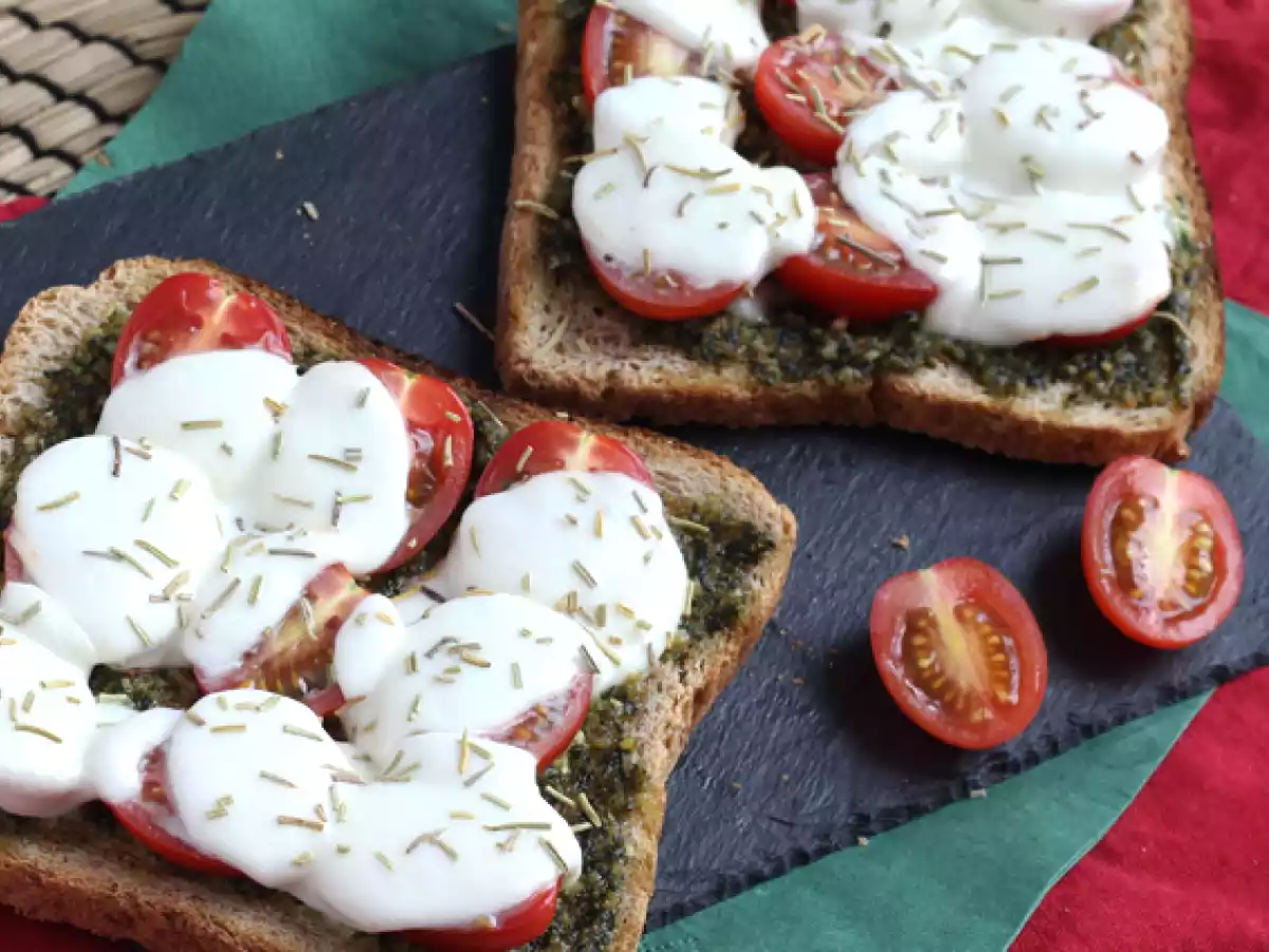 Pesto, cherry tomatoes and mozzarella bruschetta - photo 2