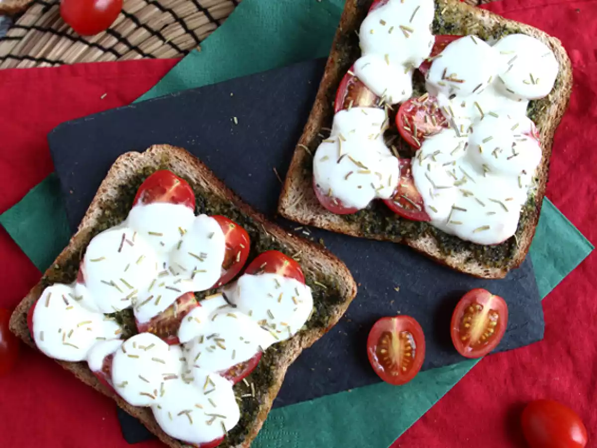 Pesto, cherry tomatoes and mozzarella bruschetta - photo 3