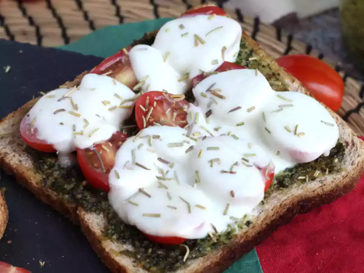 Pesto, cherry tomatoes and mozzarella bruschetta - photo 4