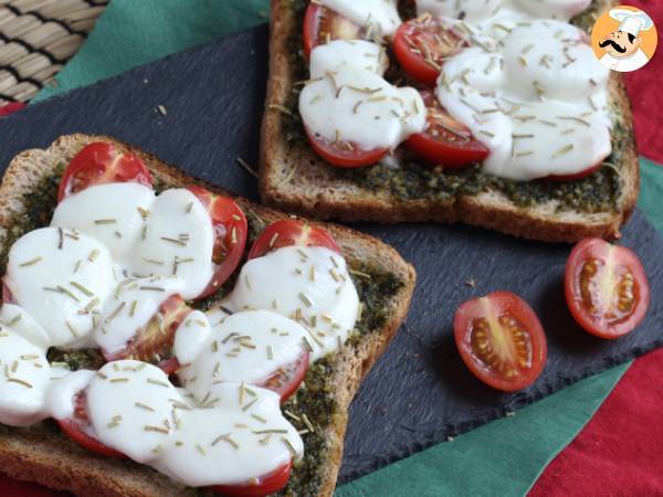 Pesto, cherry tomatoes and mozzarella bruschetta - photo 2