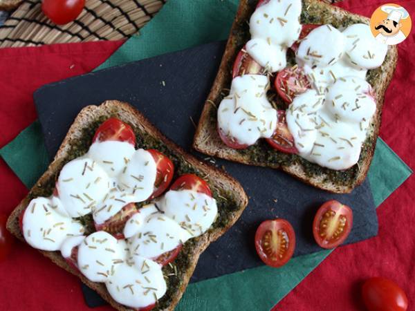 Pesto, cherry tomatoes and mozzarella bruschetta - photo 3