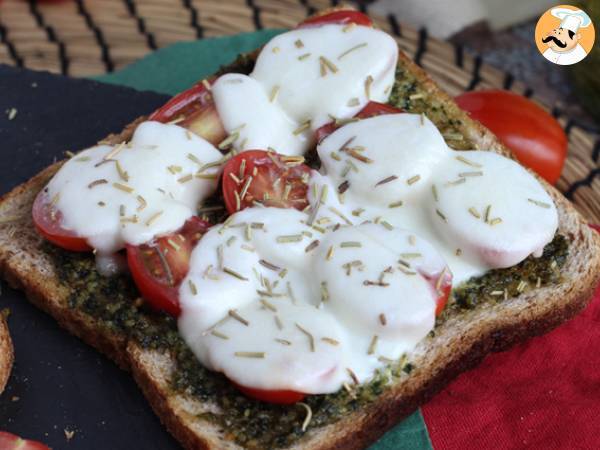 Pesto, cherry tomatoes and mozzarella bruschetta - photo 4