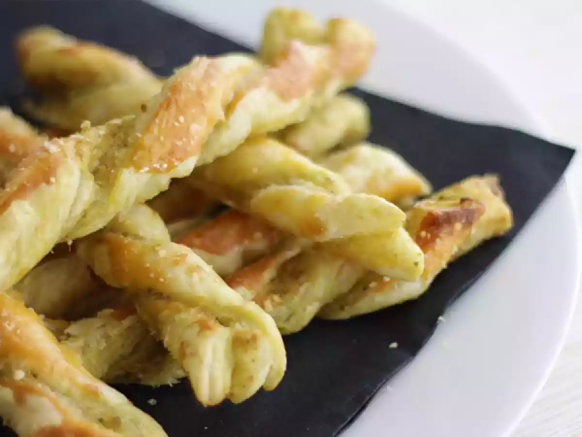 Pesto & parmesan breadsticks - video recipe !