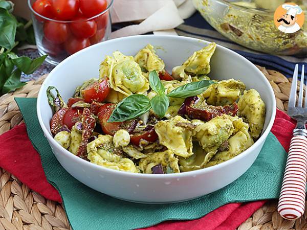 Pesto tortellini salad