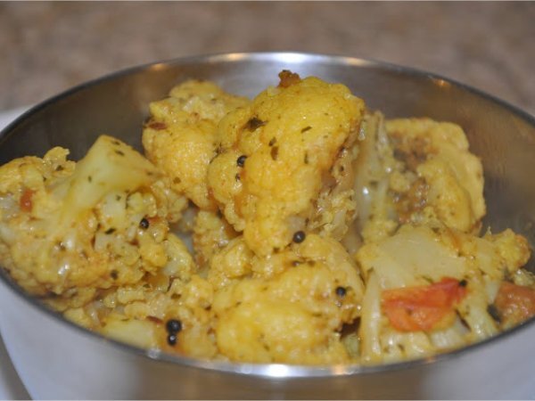 Phool Gobhi aur Kasoori Methi Ki Sabzi (Cauliflower Curry with Dry Fenugreek Leaves)