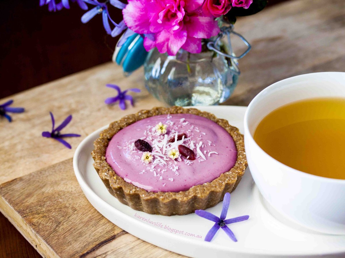 Pink banana custard and maqui berry cream tarts - photo 2