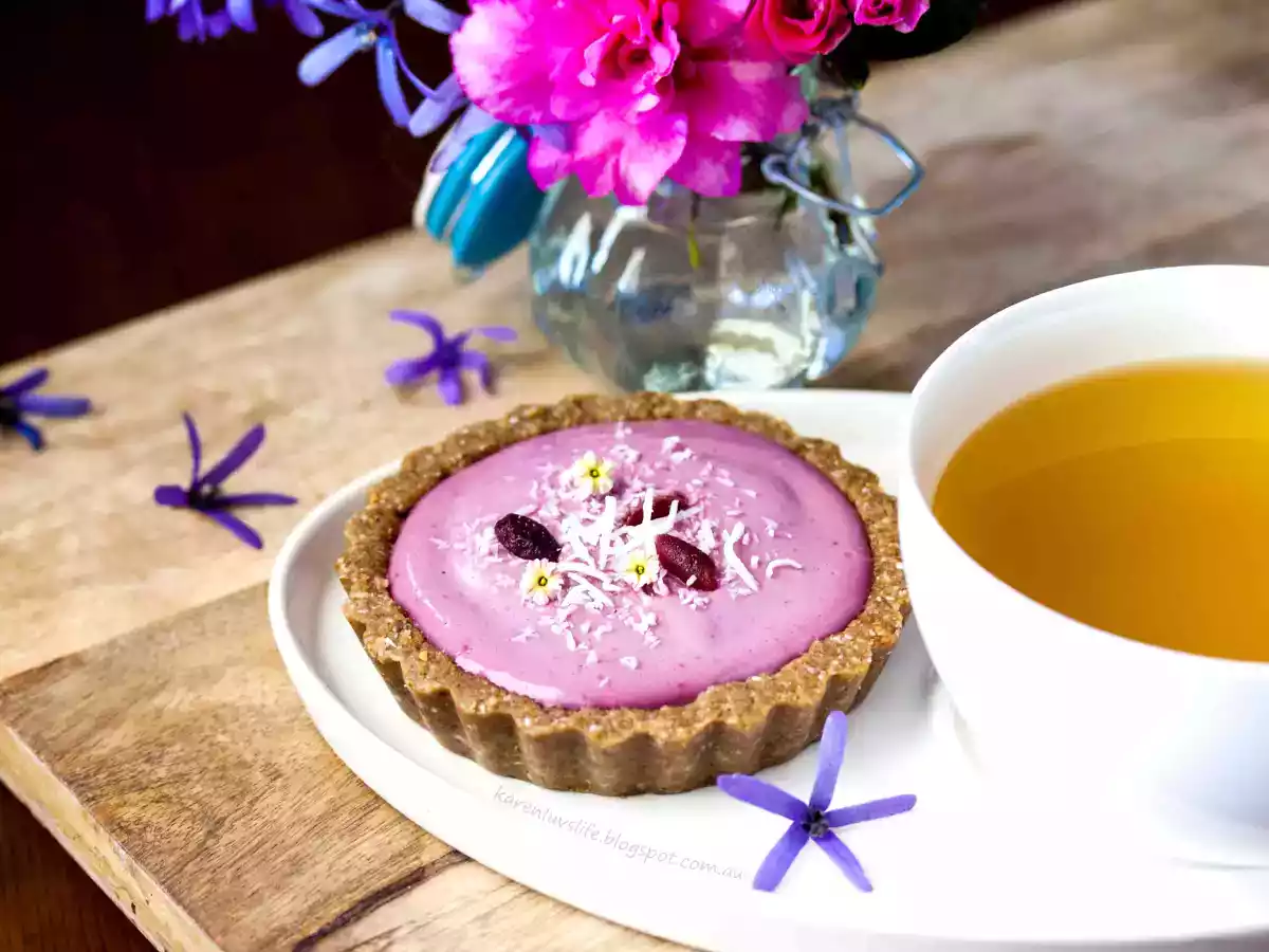 Pink banana custard and maqui berry cream tarts - photo 2