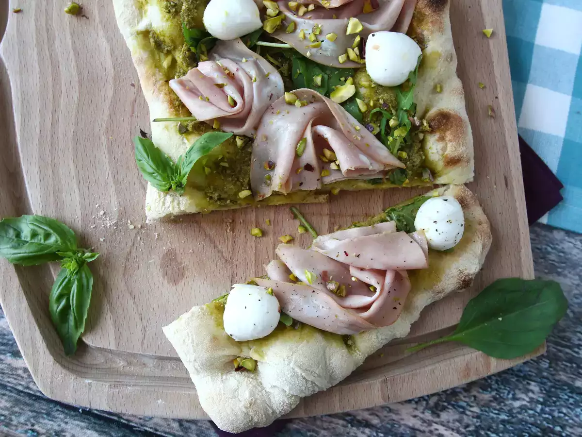 Pinsa with pesto and mortadella, ready in 10 minutes! - photo 2