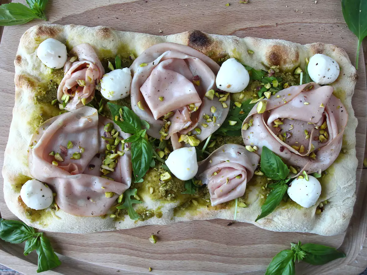 Pinsa with pesto and mortadella, ready in 10 minutes! - photo 3