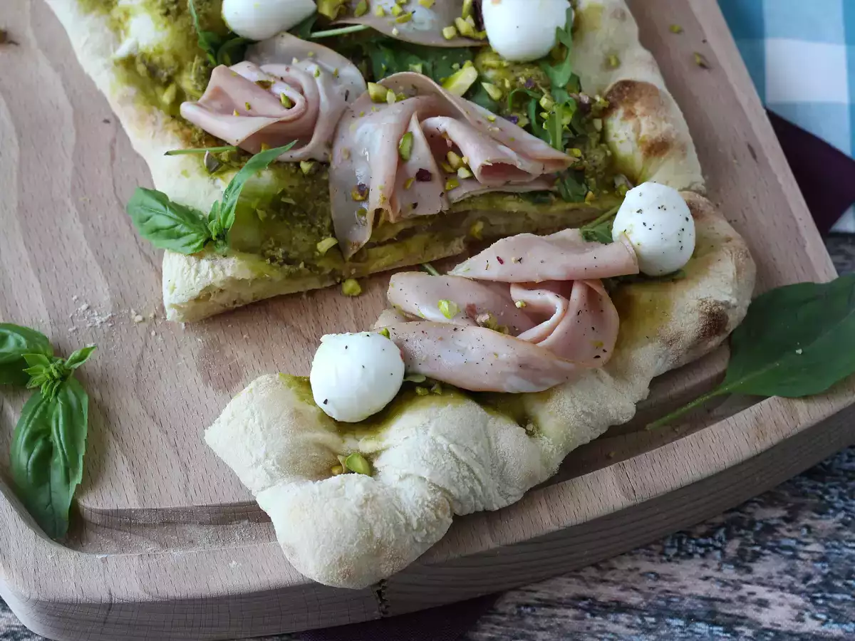 Pinsa with pesto and mortadella, ready in 10 minutes! - photo 4