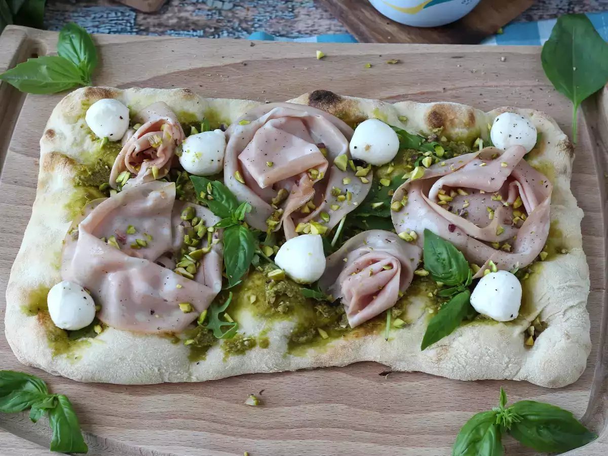 Pinsa with pesto and mortadella, ready in 10 minutes! - photo 5