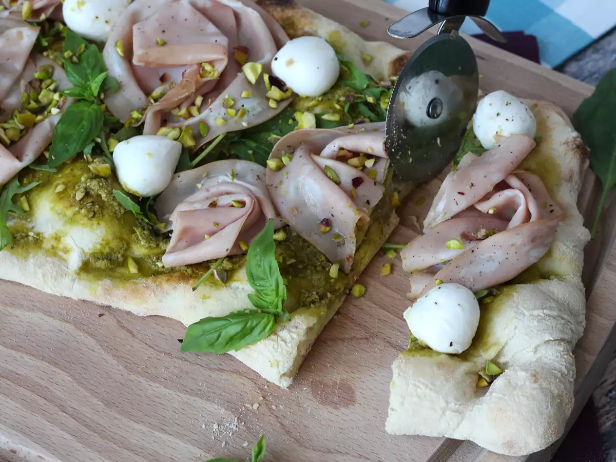 Pinsa with pesto and mortadella, ready in 10 minutes! - photo 6