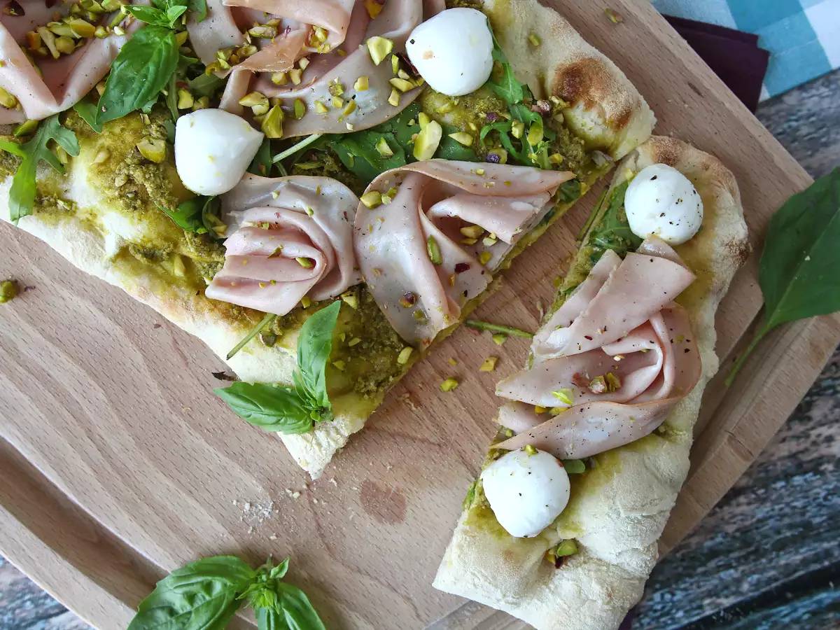 Pinsa with pesto and mortadella, ready in 10 minutes! - photo 3