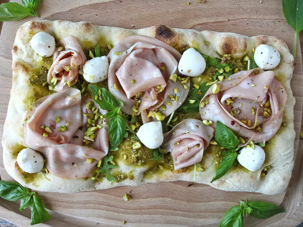 Pinsa with pesto and mortadella, ready in 10 minutes! - photo 2