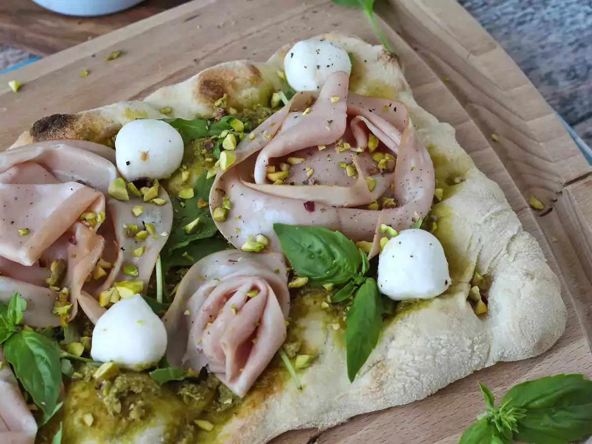 Pinsa with pesto and mortadella, ready in 10 minutes! - photo 4