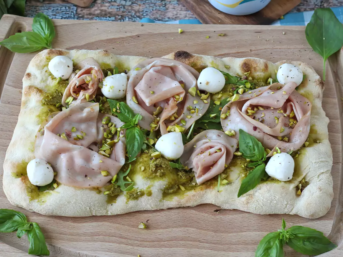 Pinsa with pesto and mortadella, ready in 10 minutes! - photo 6