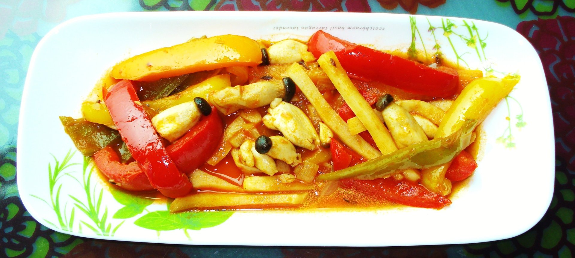 Piquant oyster mushroom curry with bamboo shoots and bell pepper